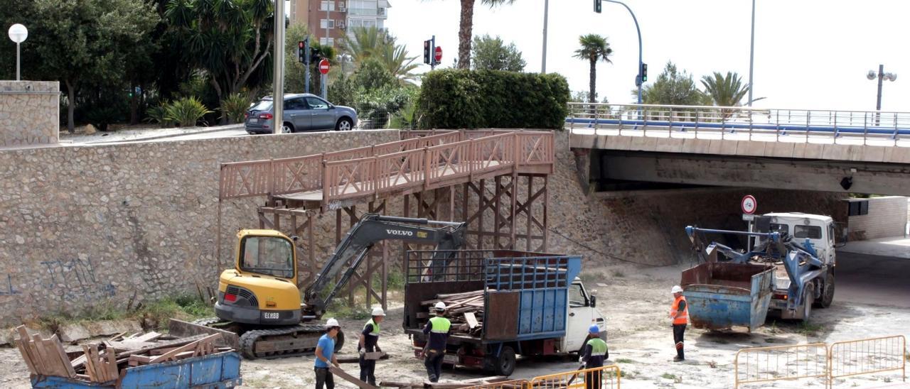 Obras de la pasarela de la Albufereta el pasado año