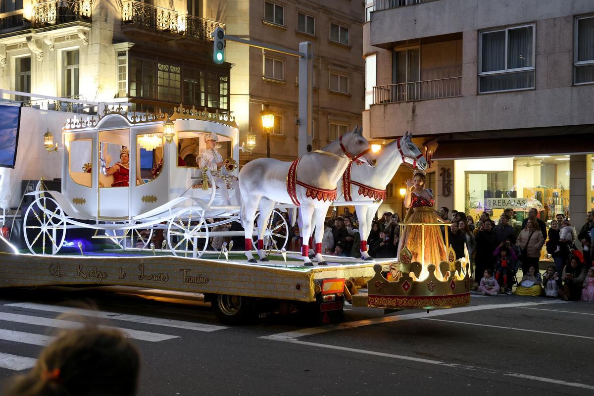 Vigo festeja su Entroido: el desfile de comparsas llena las calles