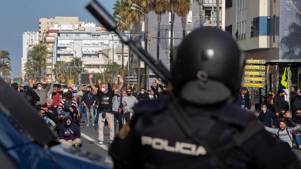 La Policía frente a los manifestantes en Cádiz.