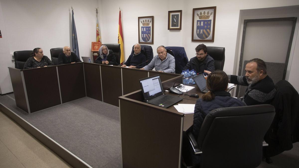 El edil José Luis León hablando en el pleno