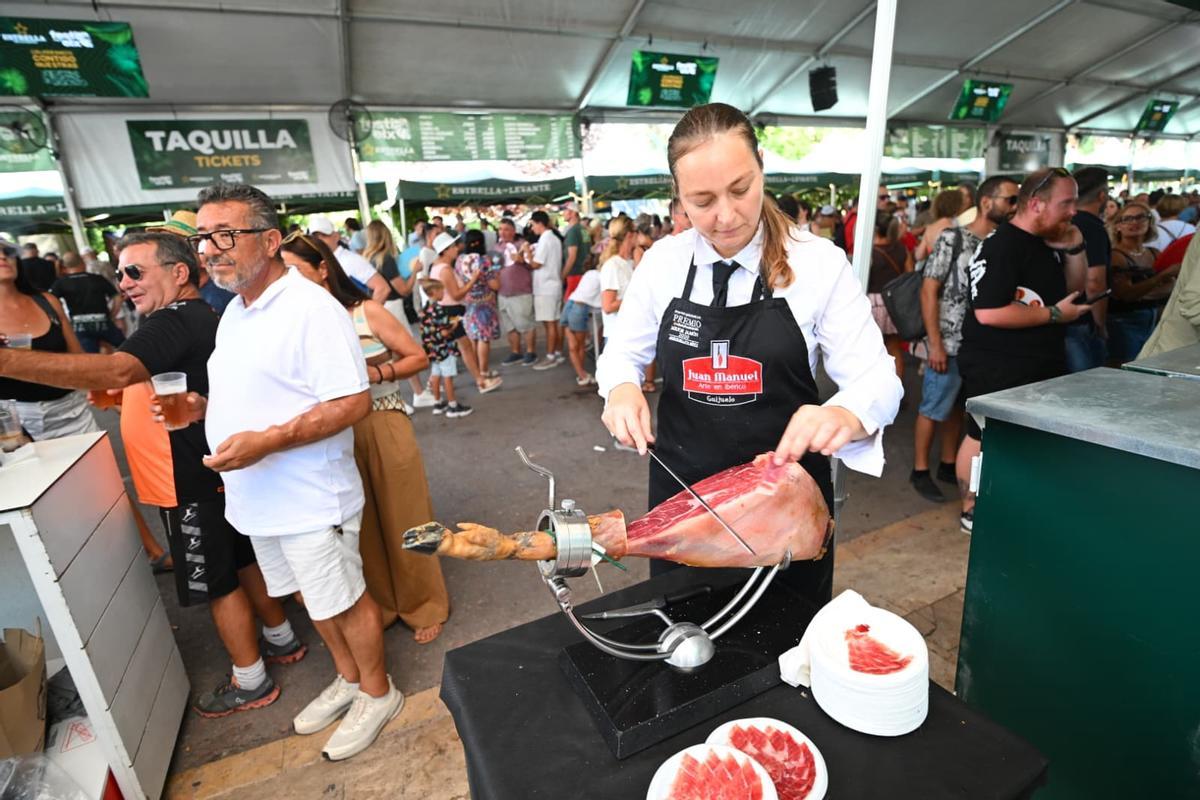 Cortadora de jamón en el Racó Gastronómico de Elche 2026.
