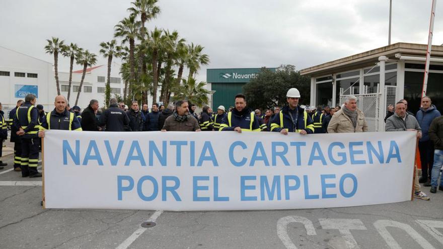 Decenas de trabajadores, concentrados ayer. | M. SAURA