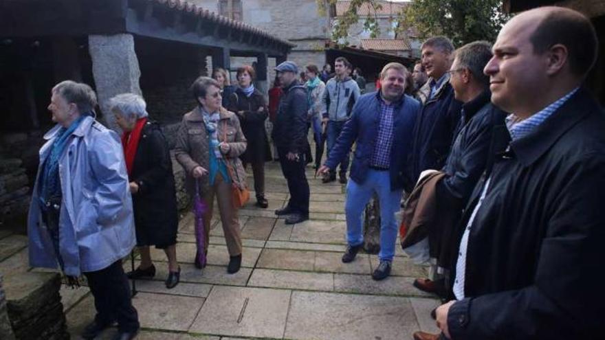 Vilariño, en el centro, charla con los participantes a una visita a los pendellos en octubre. // Bernabé/Luismy