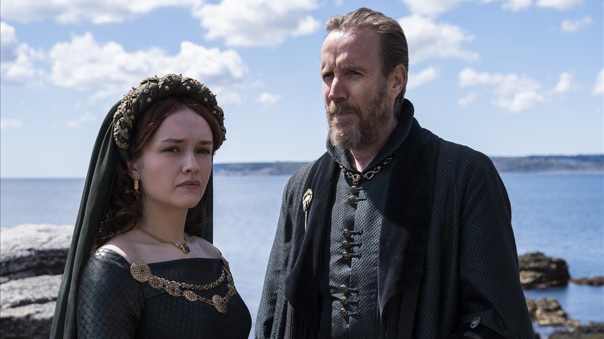 Rhys Ifans, como Mano del Rey Targaryen, y la actriz Olivia Cooke como su hija.