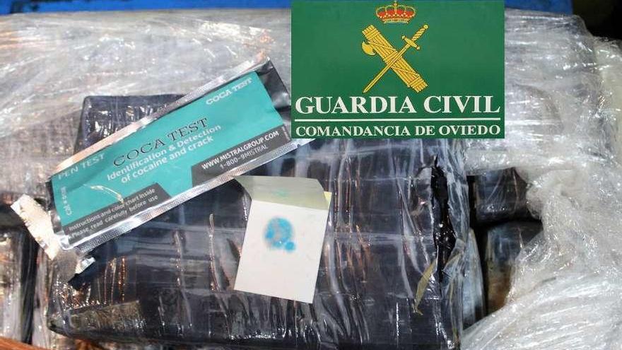 Uno de los fardos de cocaína recuperados en el mar por la Guardia Civil en Luarca.