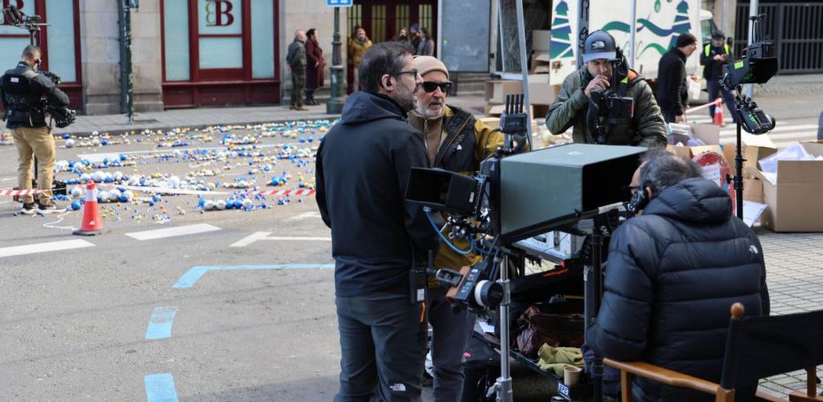 El director, con gorro, con el equipo. |  A. V.