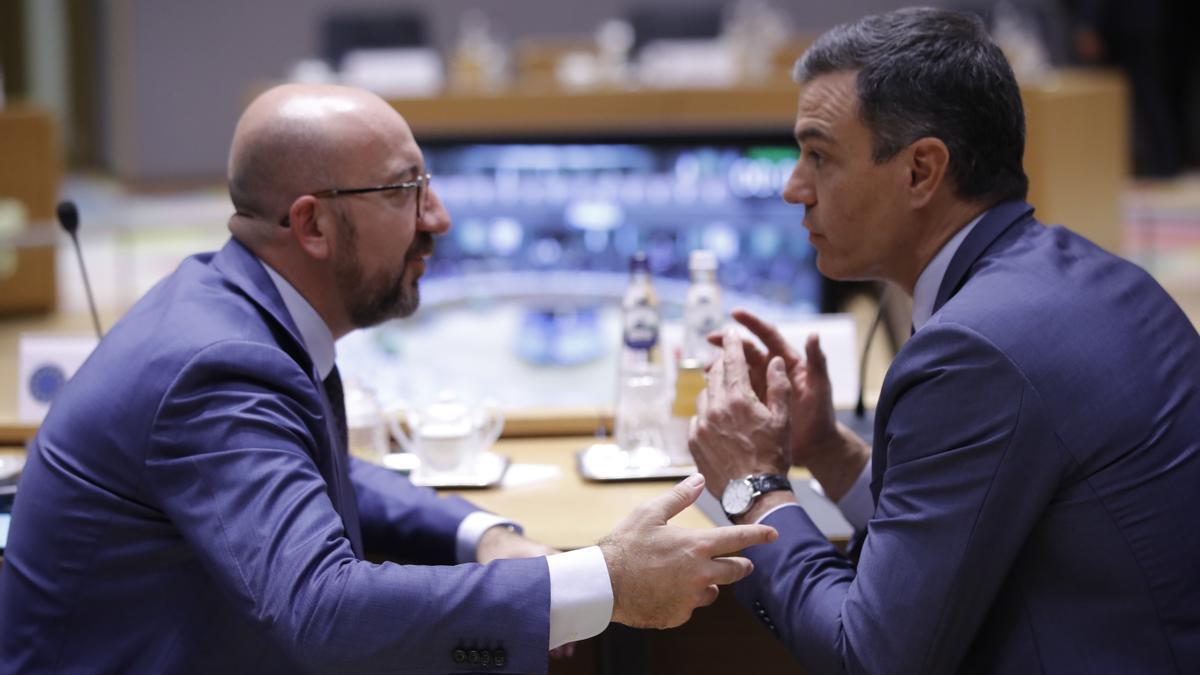 Pedro Sánchez conversa con Charles Michel.