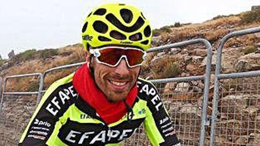 Joni Brandão con el maillot amarillo, ayer en Montalegre.