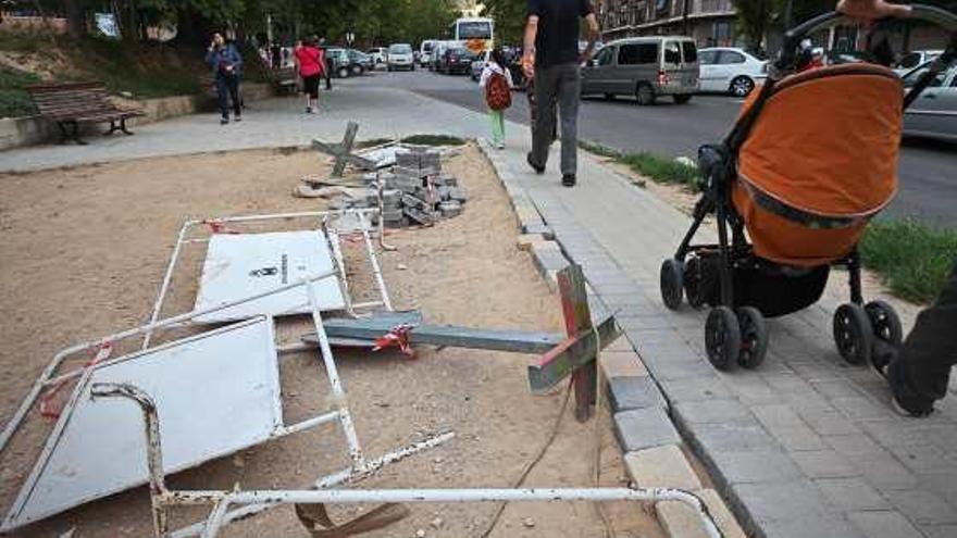 Las obras inacabadas de una acera provocan las quejas de padres del colegio del Romeral