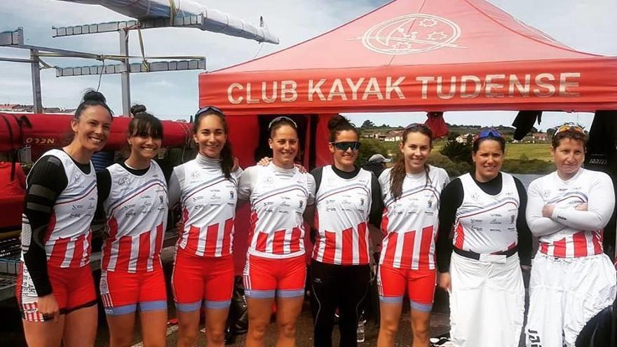 El equipo femenino del Kayak Tudense, en Trasona. // FdV