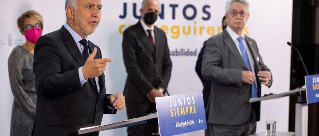 Ángel Víctor Torres, ayer, junto a José Sánchez Tinoco. Detrás la consejera Elena Máñez y Santiago Sesé (Cámara de Comercio de Santa Cruz Tenerife).  | QUIQUE CURBELO/EFE