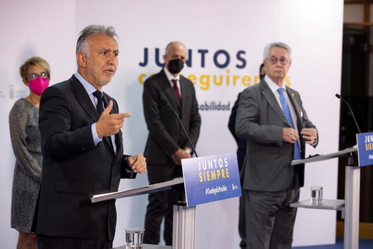 Ángel Víctor Torres, ayer, junto a José Sánchez Tinoco. Detrás la consejera Elena Máñez y Santiago Sesé (Cámara de Comercio de Santa Cruz Tenerife). | QUIQUE CURBELO/EFE