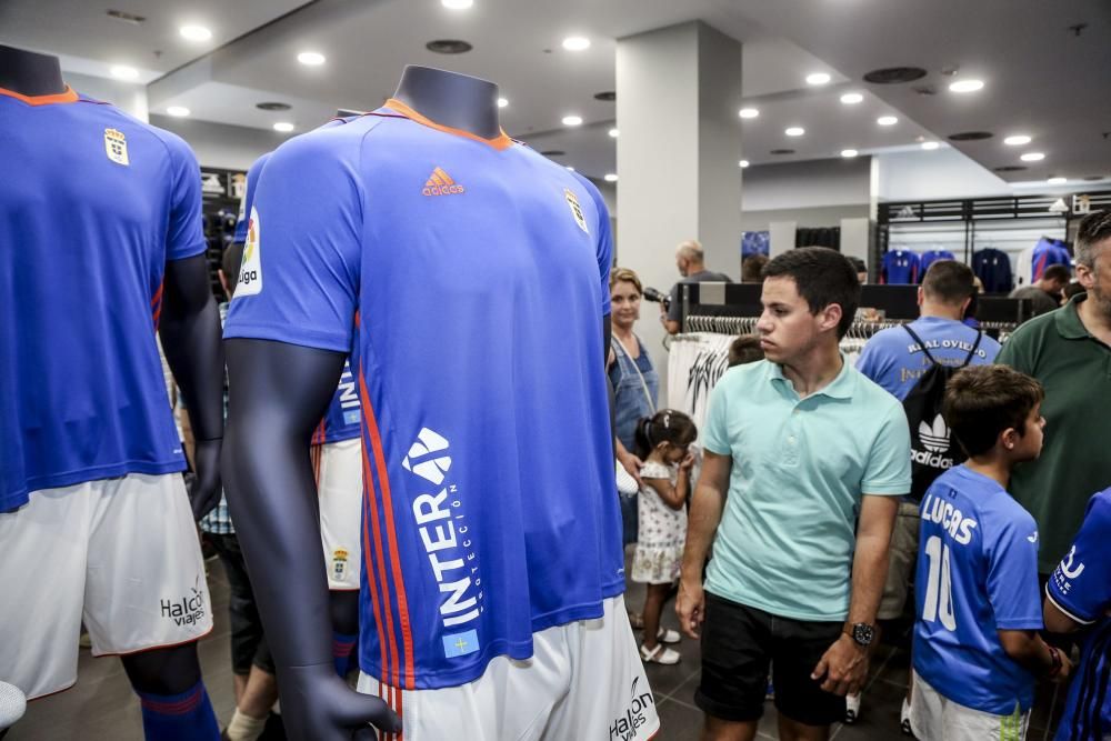 Presentación de la nueva camiseta del Real Oviedo