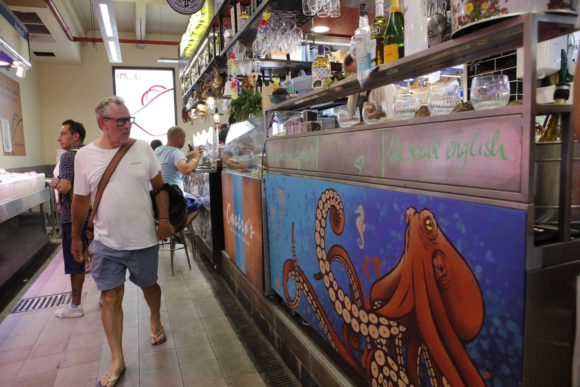 So sehen die Bars in der Fischhalle des Mercat de l'Olivar aus