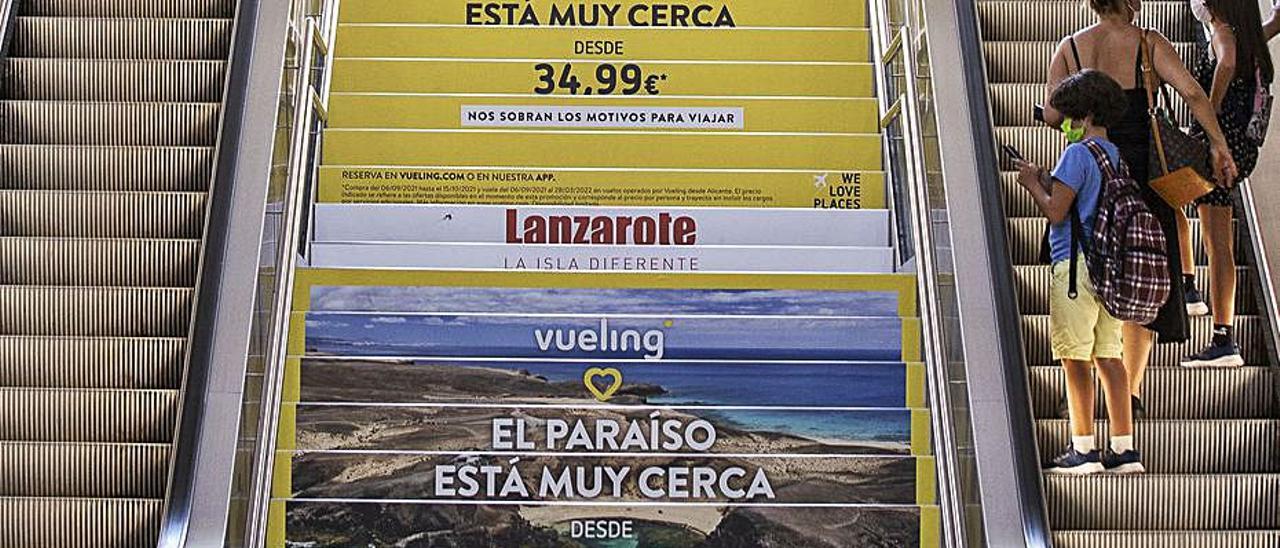 Las escaleras, este jueves, ya con la actual publicidad. | ALEX DOMÍNGUEZ