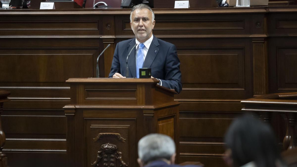 El presidente de Canarias, Ángel Víctor Torres, en el Parlamento regional.