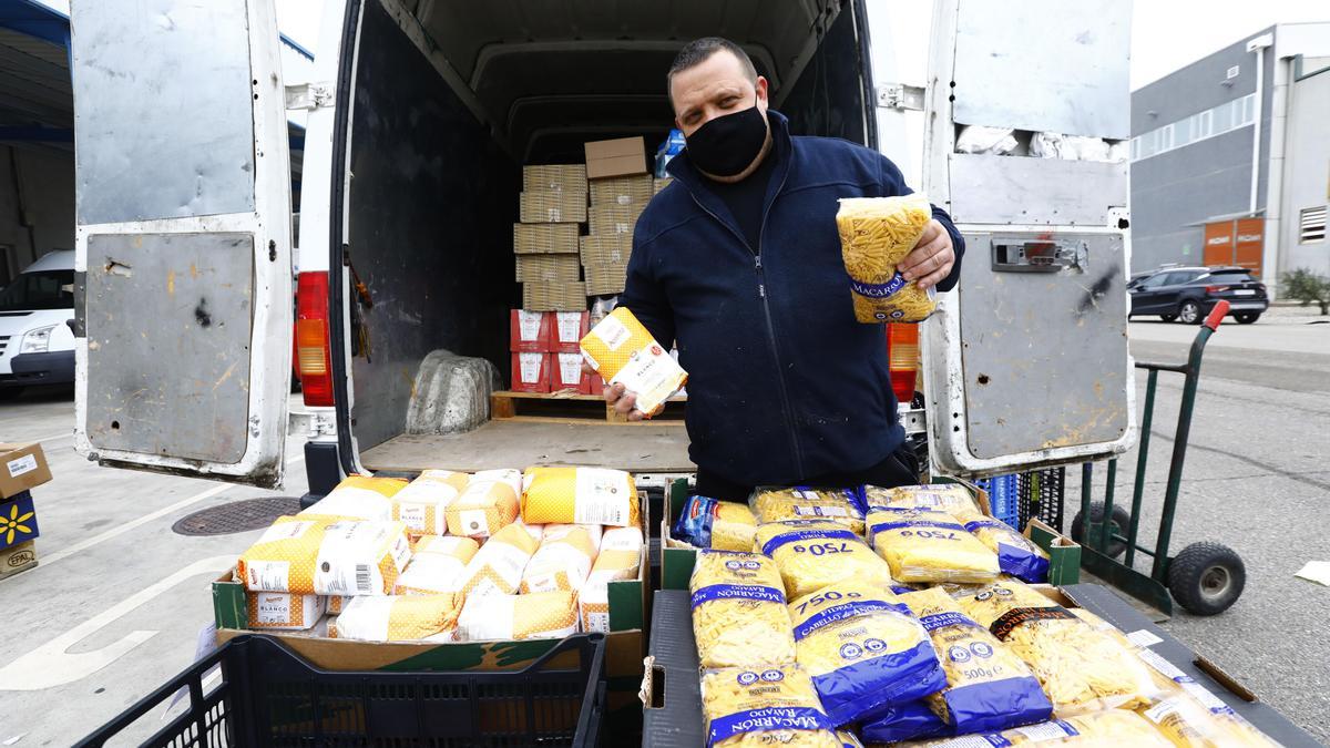 Uno de los colaboradores de la gran recogida de alimentos en una edición anterior.