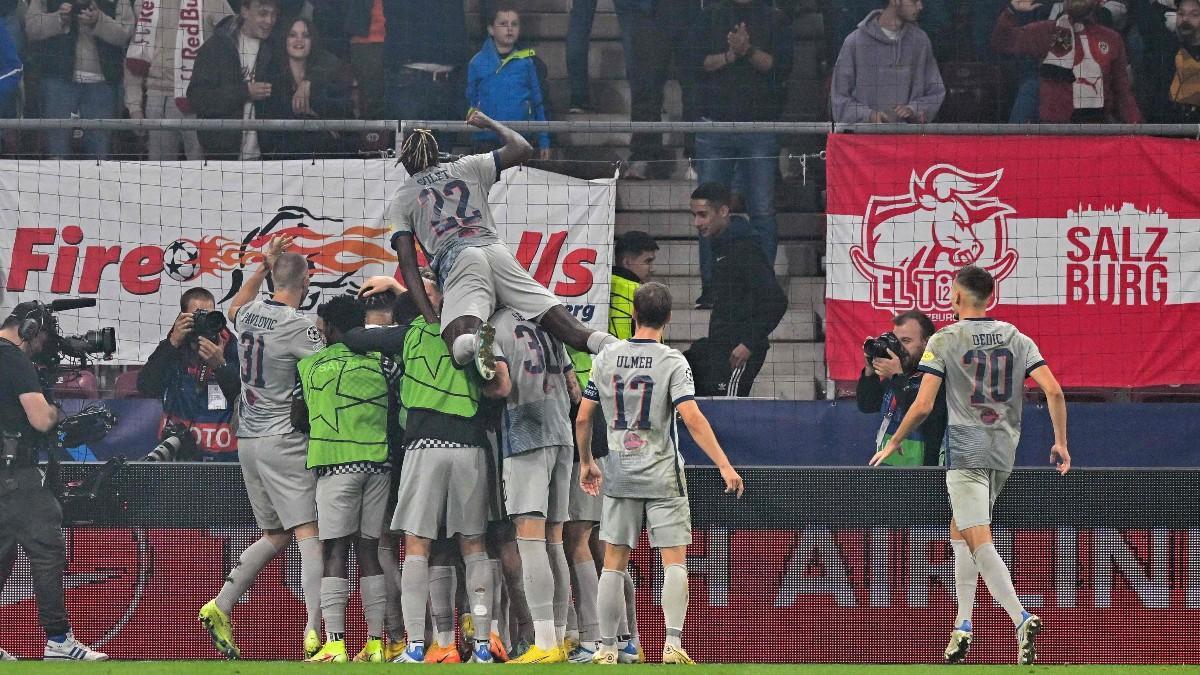 Los jugadores del Salzburgo celebran el gol de Okafor
