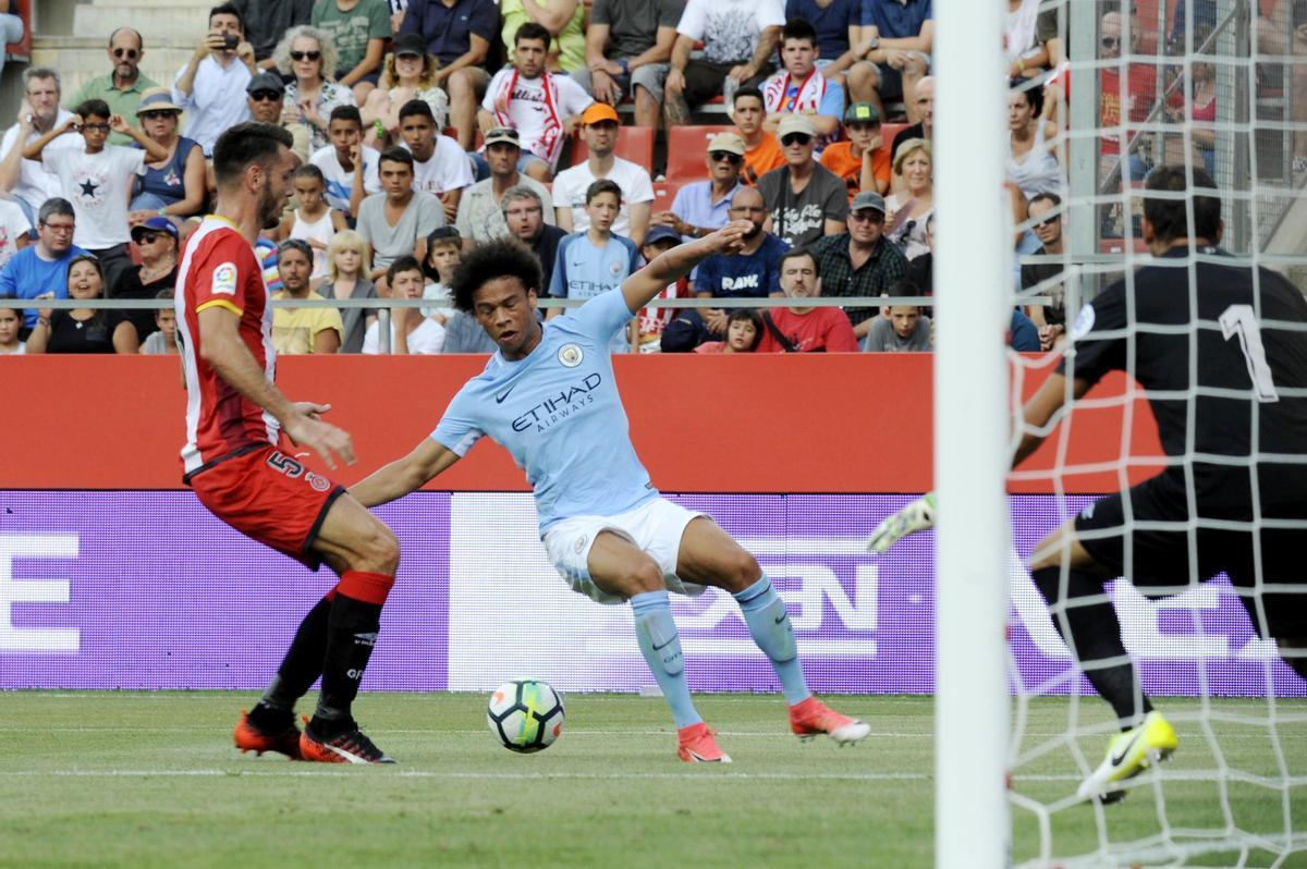 Pedro Alcalá y Leroy Sané durante un partido entre el Manchester City y Girona en el verano de 2017.