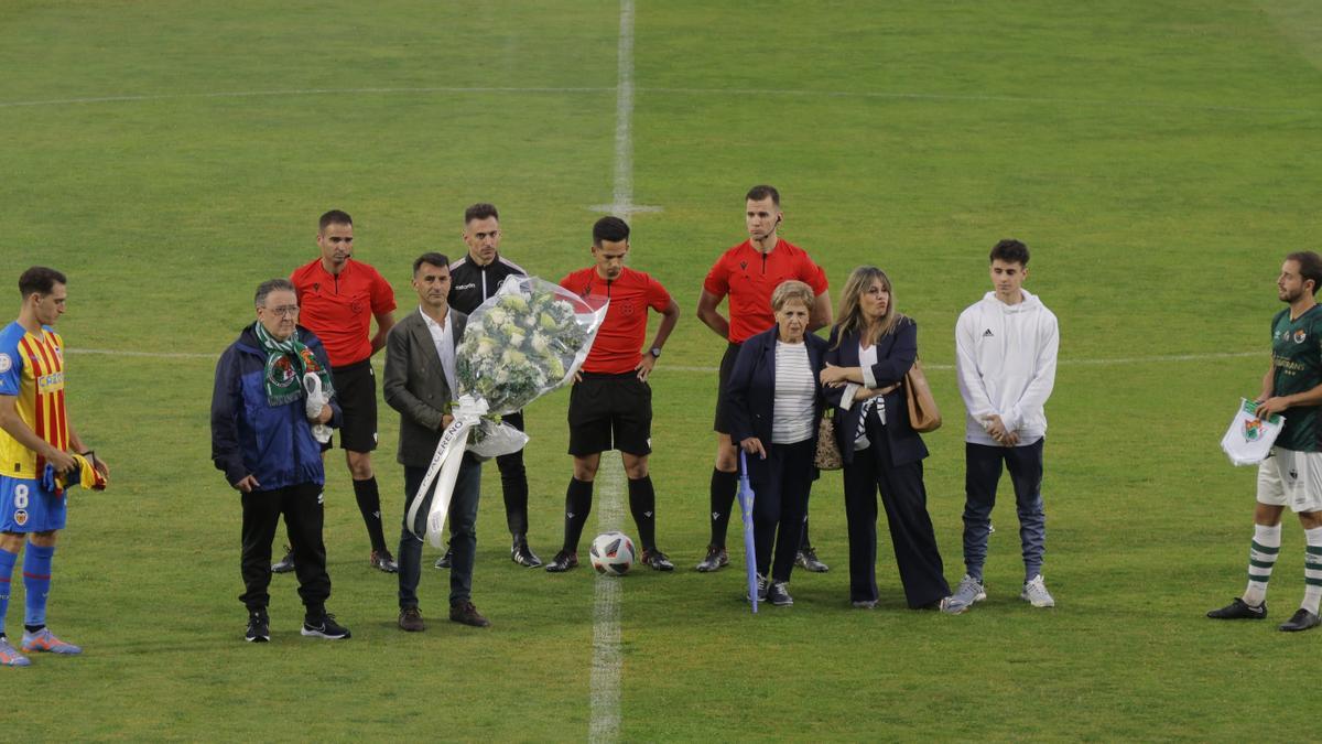 Momento del homenaje a Rafael Bernal, Fali, con su familia sobre el césped del Príncipe Felipe.