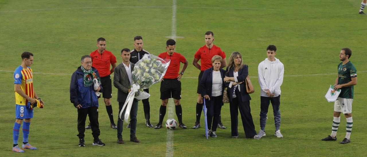Momento del homenaje a Rafael Bernal, Fali, con su familia sobre el césped del Príncipe Felipe.