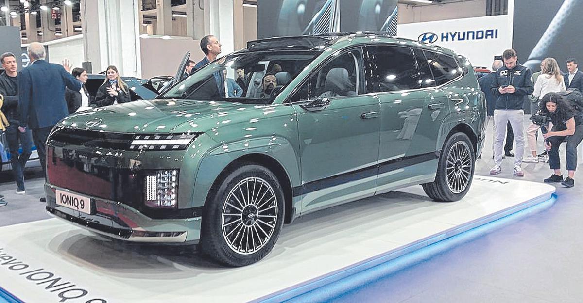 Hyundai,la marca coreana líder en el mercado español muestra su buque insignia eléctrico, el Ioniq 9, que llegará a finales de año. El modelo, un todocamino que poco tiene de SUV, ofrece tres propuestas motrices, 100 % eléctricas. La primera de tracción trasera y 218 CV garantiza una autonomía de 620 km. La segunda, con 313 CV es de tracción total, mientras que la versión Performance también es 4x4 y su potencia de es 435 CV. Mide 5,06 metros y su precio en el mercado partirá desde los 70.000 euros.
