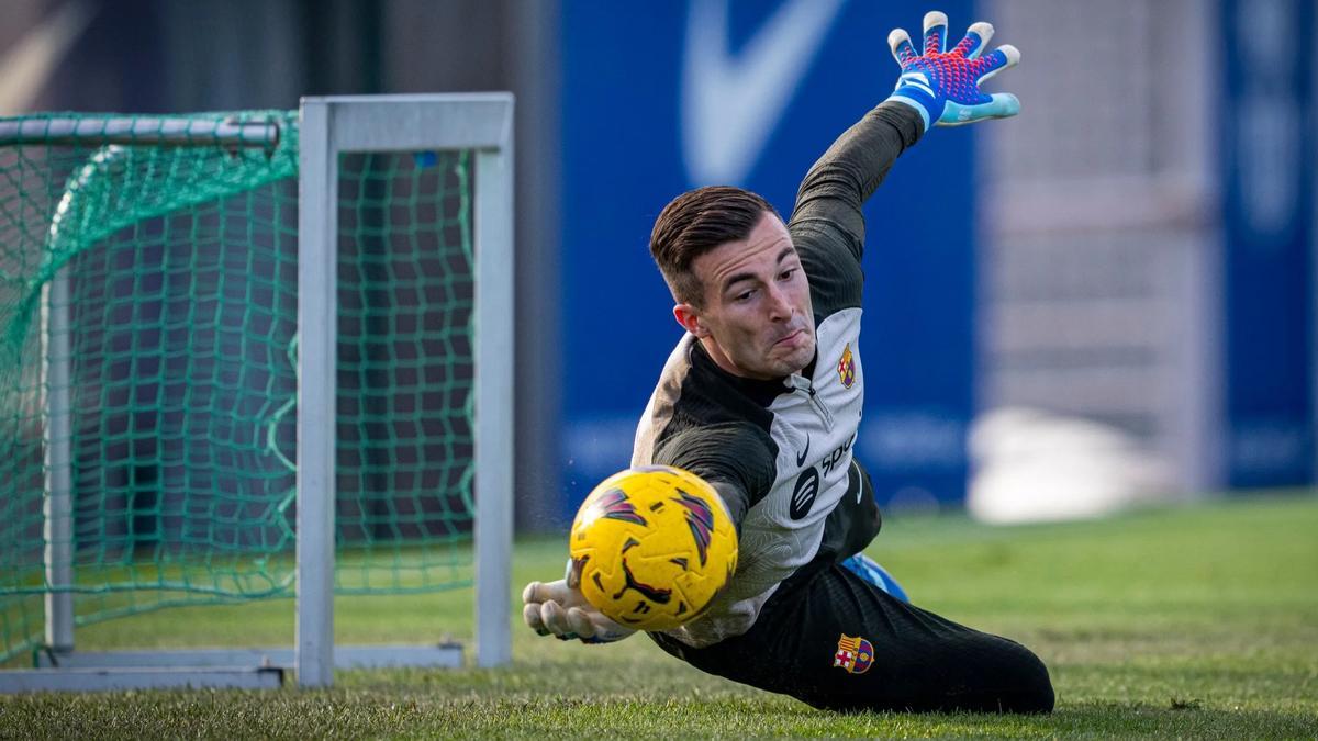 Iñaki Peña, en el entrenamiento del Barça.