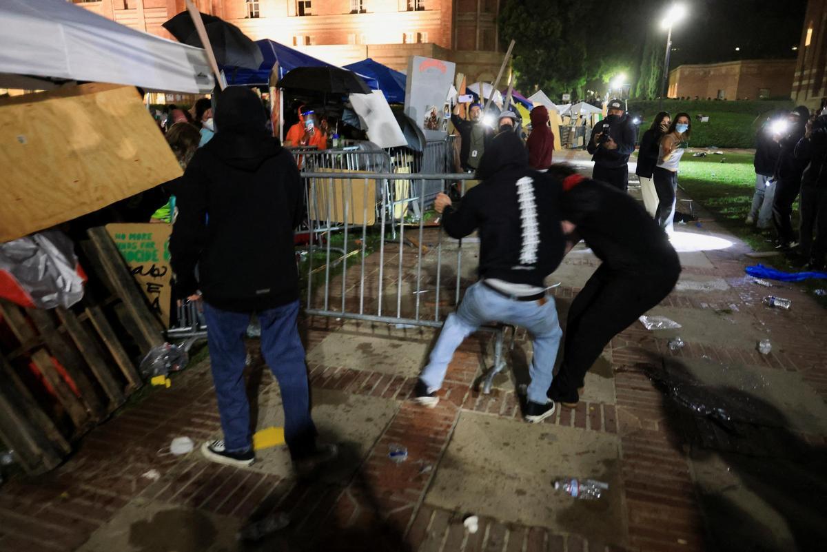 Enfrentamientos en el campamento de manifestantes propalestinos en la universidad de UCLA