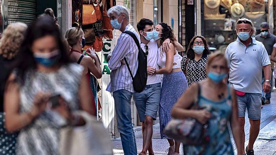 Ciudadanos con mascarilla en la calle Sindicat de Palma. B. RAMON