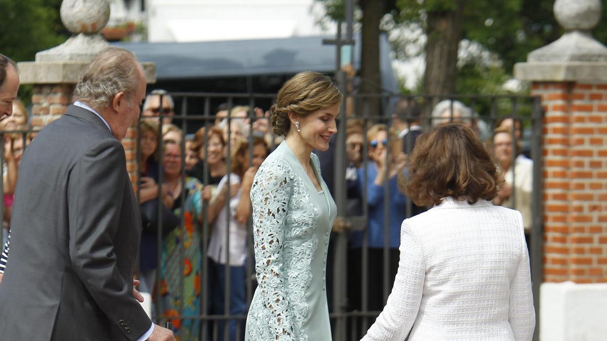 Primera Comunión de la Infanta Sofía: el look de la Reina Letizia, con accesorios metalizados