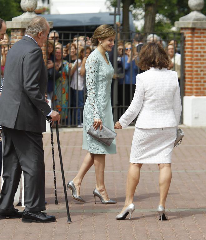 Primera Comunión de la Infanta Sofía: el look de la Reina, con accesorios metalizados