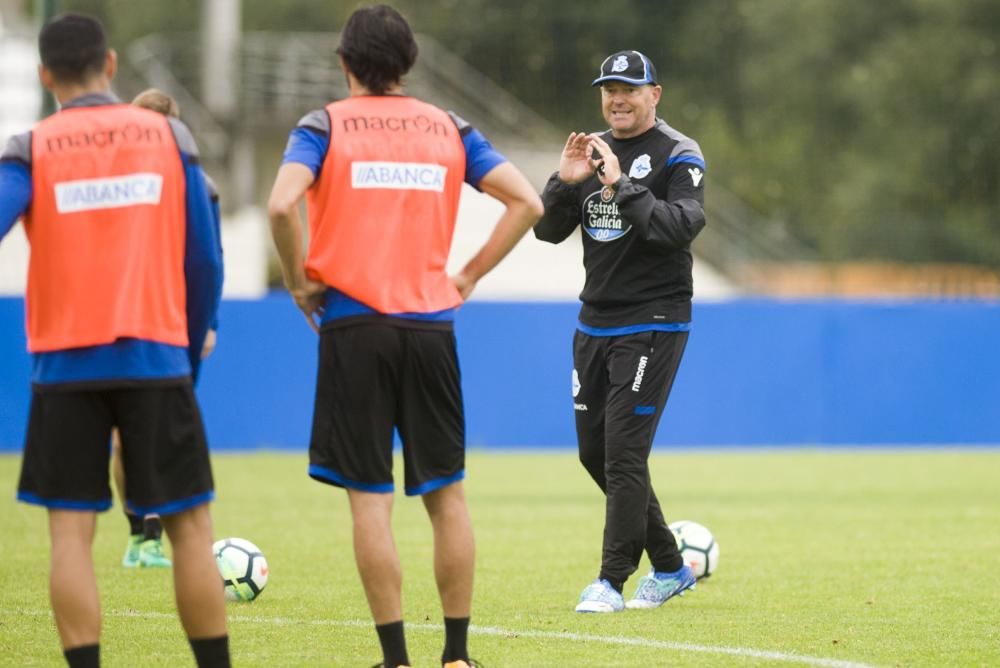 Mientras uno de los grupos realizaba trabajo defensivo, otro reforzaba los remates a portería. Carles Gil sigue con un plan específico y Bicho se entrenó con el readaptador Fran Molano.