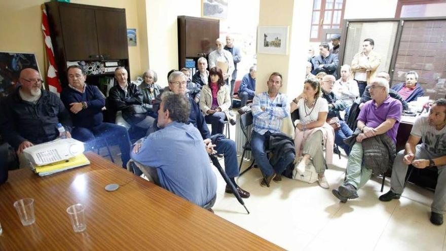 Asistentes, ayer, a la mesa redonda organizada para analizar la problemática del benceno.