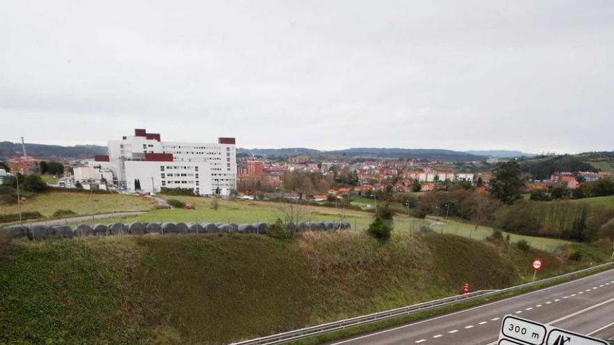 La ronda avilesina, con el hospital al fondo, desde Heros.