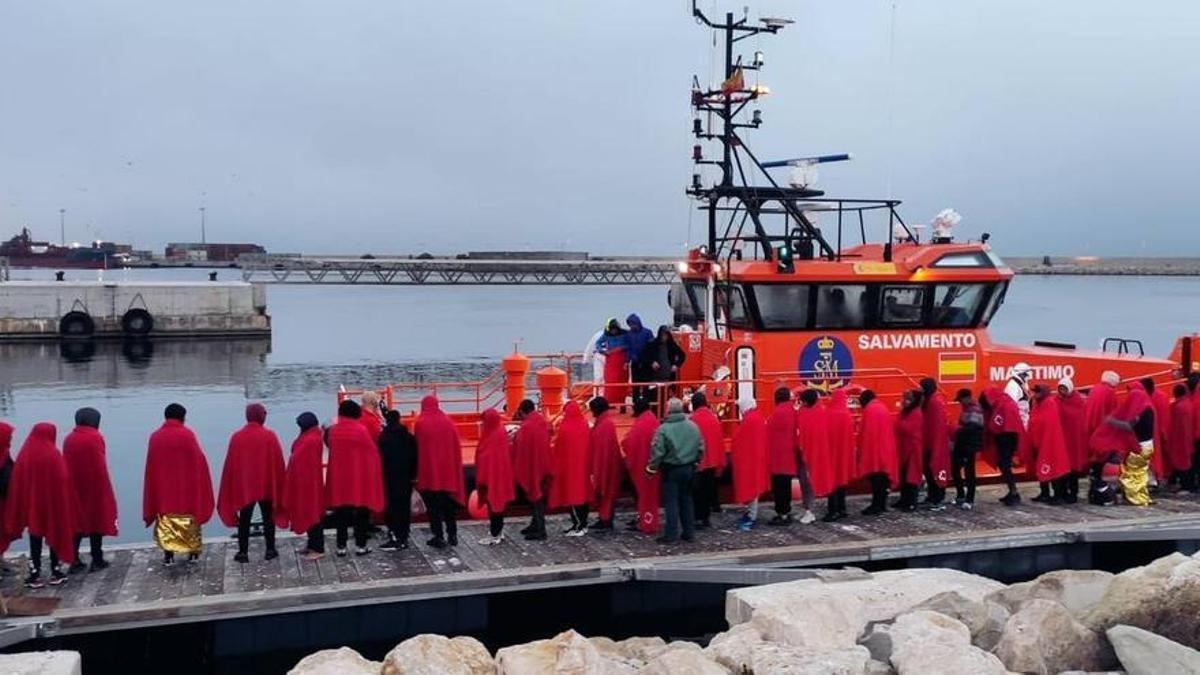 Inmigrantes rescatados por Salvamento Marítimo en aguas de Alicante este lunes
