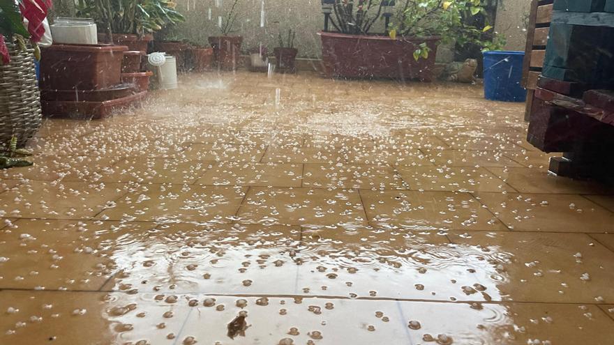 Así ha caído el granizo en el barrio de San Blas de Alicante