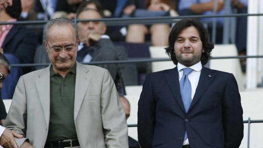 Francisco de la Torre, alcalde reelegido de Málaga, junto a Abdullah Ghubn en el palco el pasado sábado contra el Barcelona