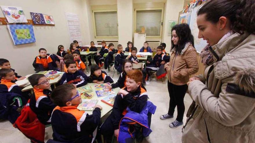 Los niños de la tableta conocen el pizarrín