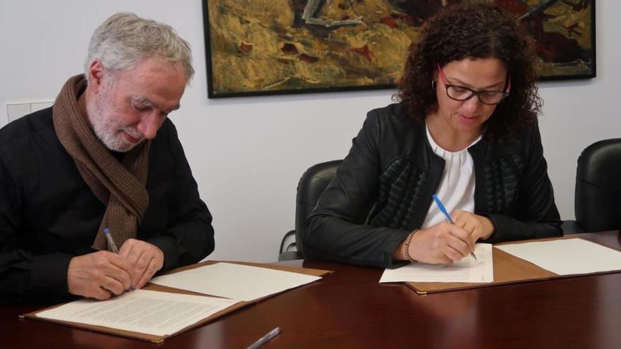 El alcalde March y la consellera Cladera firman el convenio de colaboración, hoy por la mañana en Pollença.