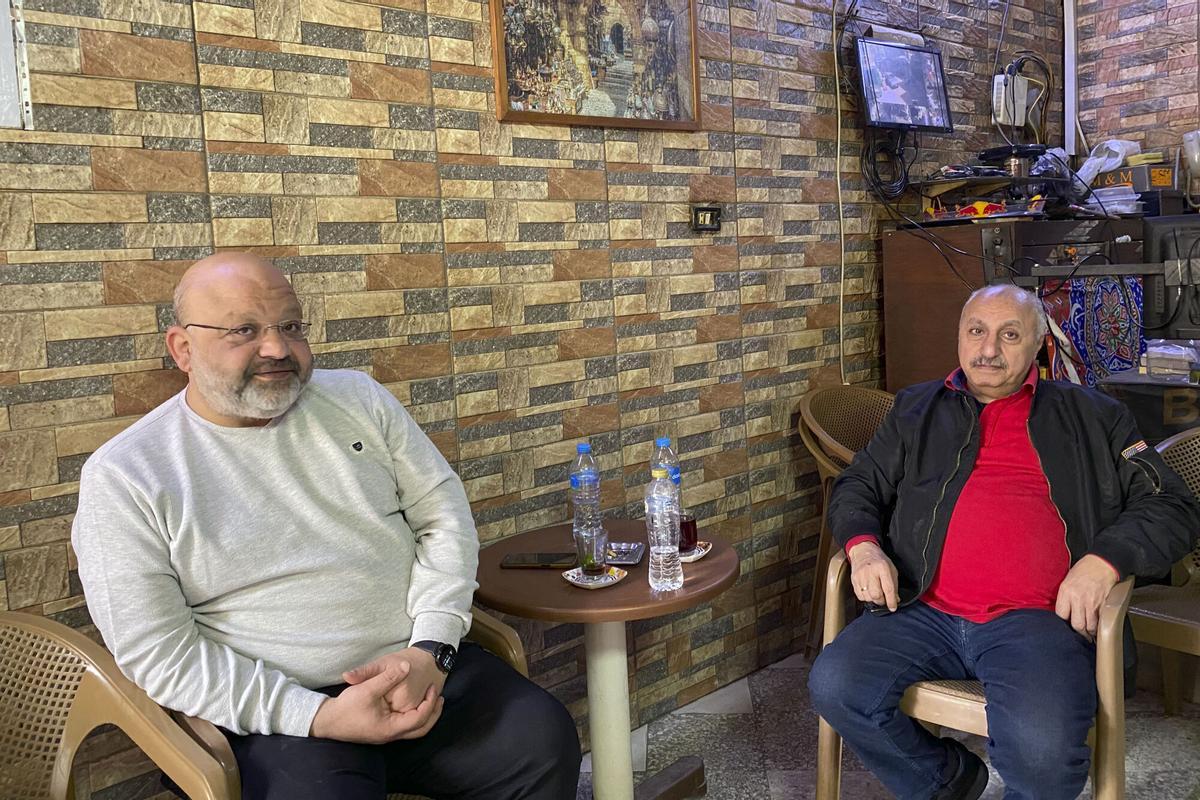 Ali Dosoki junto al dueño del 'ahwa' (cafetería) al que acude a ver los partidos de fútbol