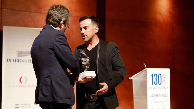 Javier Vergara recibe la estatuilla de manos de Aitor Moll. | TONI ESCOBAR
