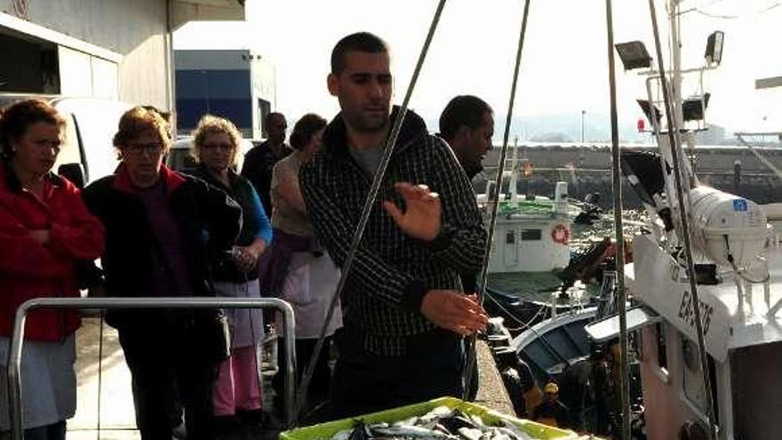 Descarga de sardinas en el puerto de Cambados.  // Iñaki Abella