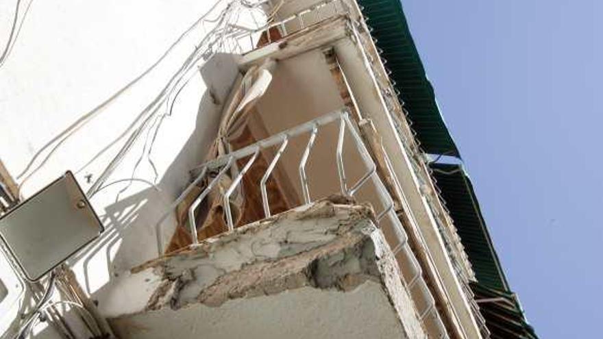 Los balcones están muy deteriorados, lo que ha dado pie a que en los últimos tiempos haya habido muchos desprendimientos. Por eso, se van a reparar también.