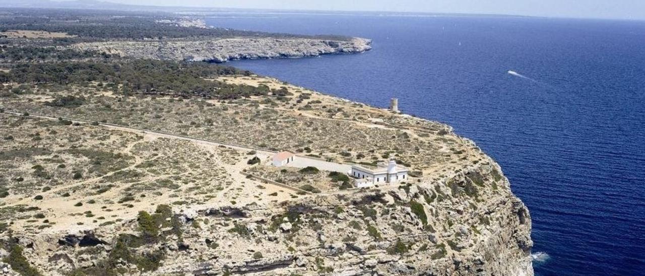 Der Far de Cap Blanc in der Nähe von Cala Pi ist einer von neun Leuchttürmen, an denen die Strecke vorbeiführt.				  |