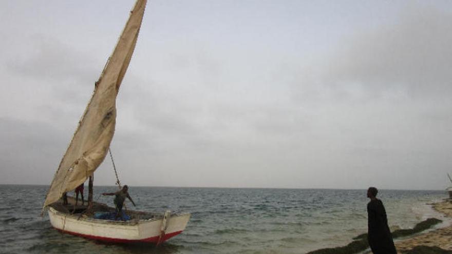 &#039;Crónicas africanas&#039;, Una barquilla canaria sale a faenar en Iwik (Mauritania), la semana pasada.