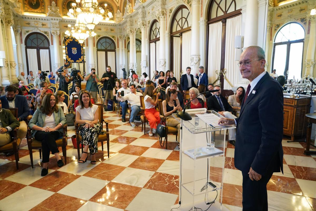 El alcalde en funciones, Francisco de la Torre, junto a los concejales del Gobierno 'popular', informa sobre el nuevo Gobierno municipal.