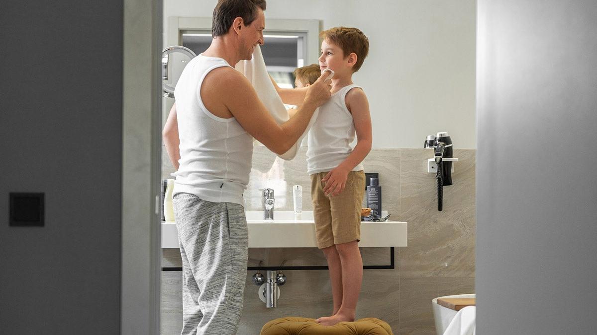 Padre e hijo en el cuarto de baño