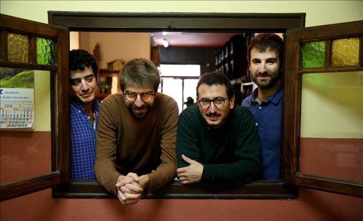 En el bar Manolo treuen el cap a la finestra Roger Padilla, Guillem Gisbert, Arnau Vallvé i Martí Maymó.