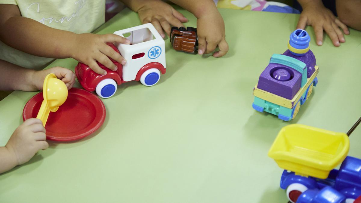 Archivo - Unos niños jugando en una mesa en una escuela de educación infantil.