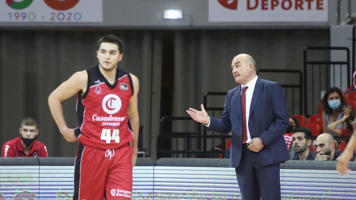 Jaume Ponsarnau da instrucciones con Javi García en pista.